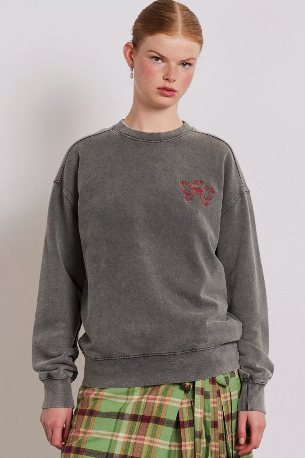 Hot Damson Madder bow logo crew neck sweat charcoal