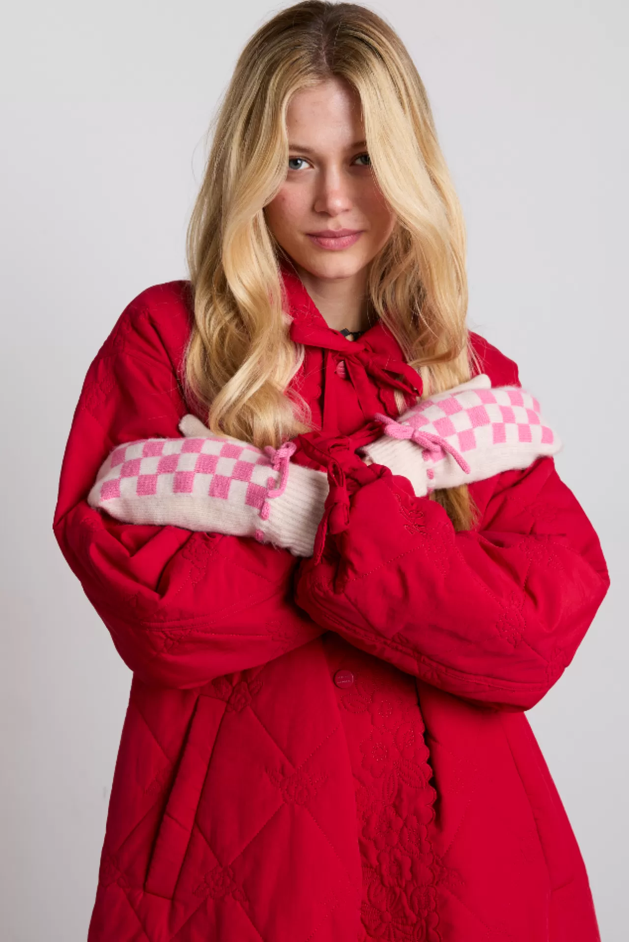 Sale Damson Madder mittens in fluffy gingham pink/white