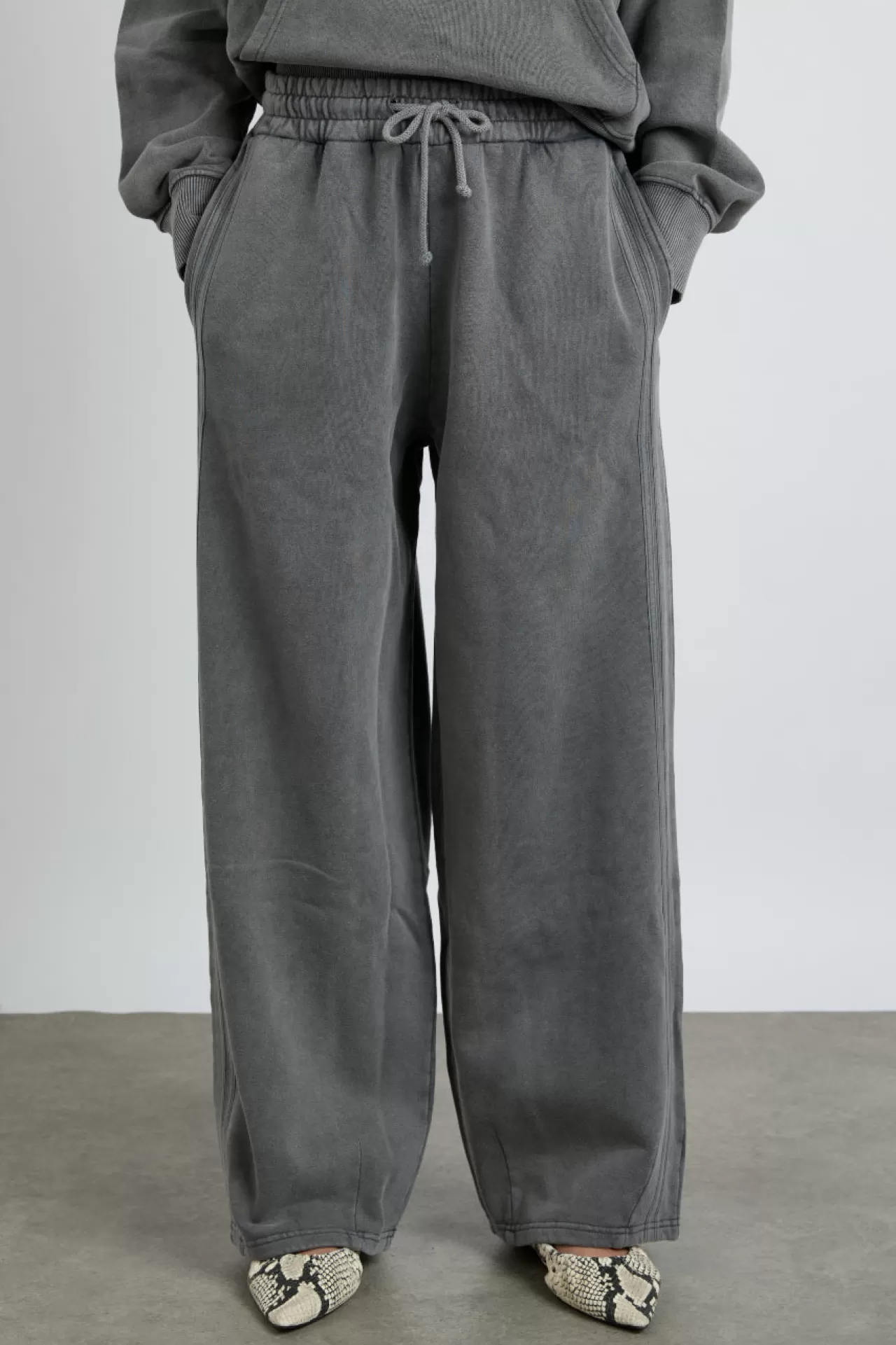 Hot Damson Madder rafe jogger - wash grey